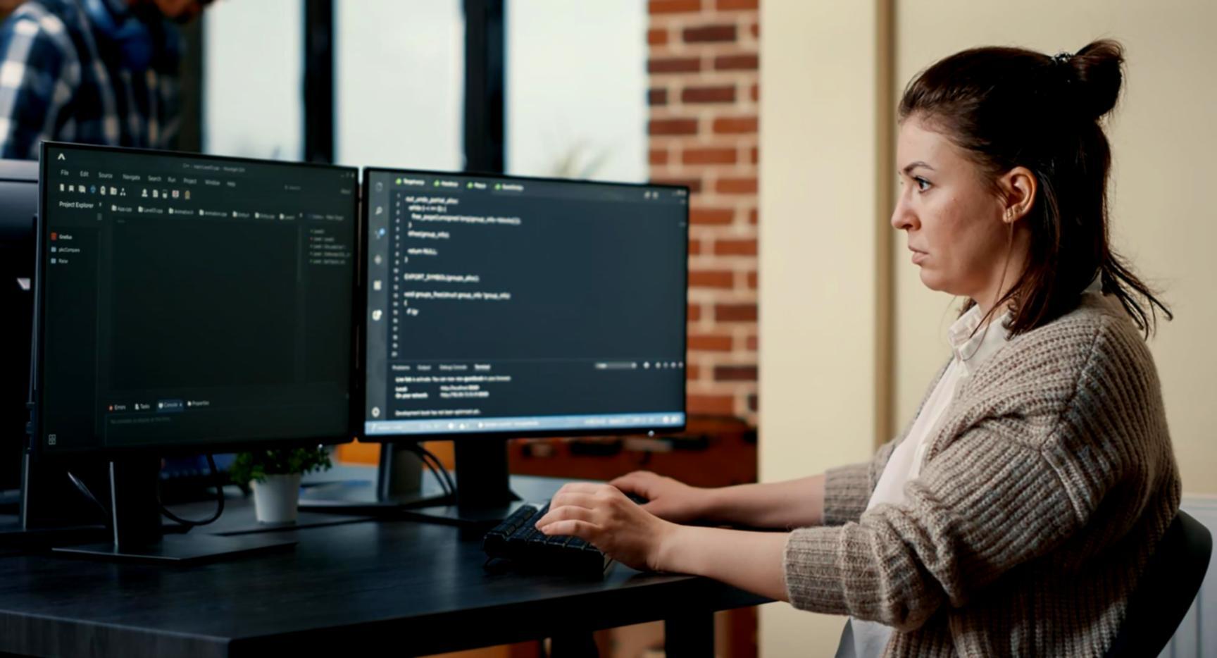 Modern learning environment with computers and collaborative workspace at Logicthinc